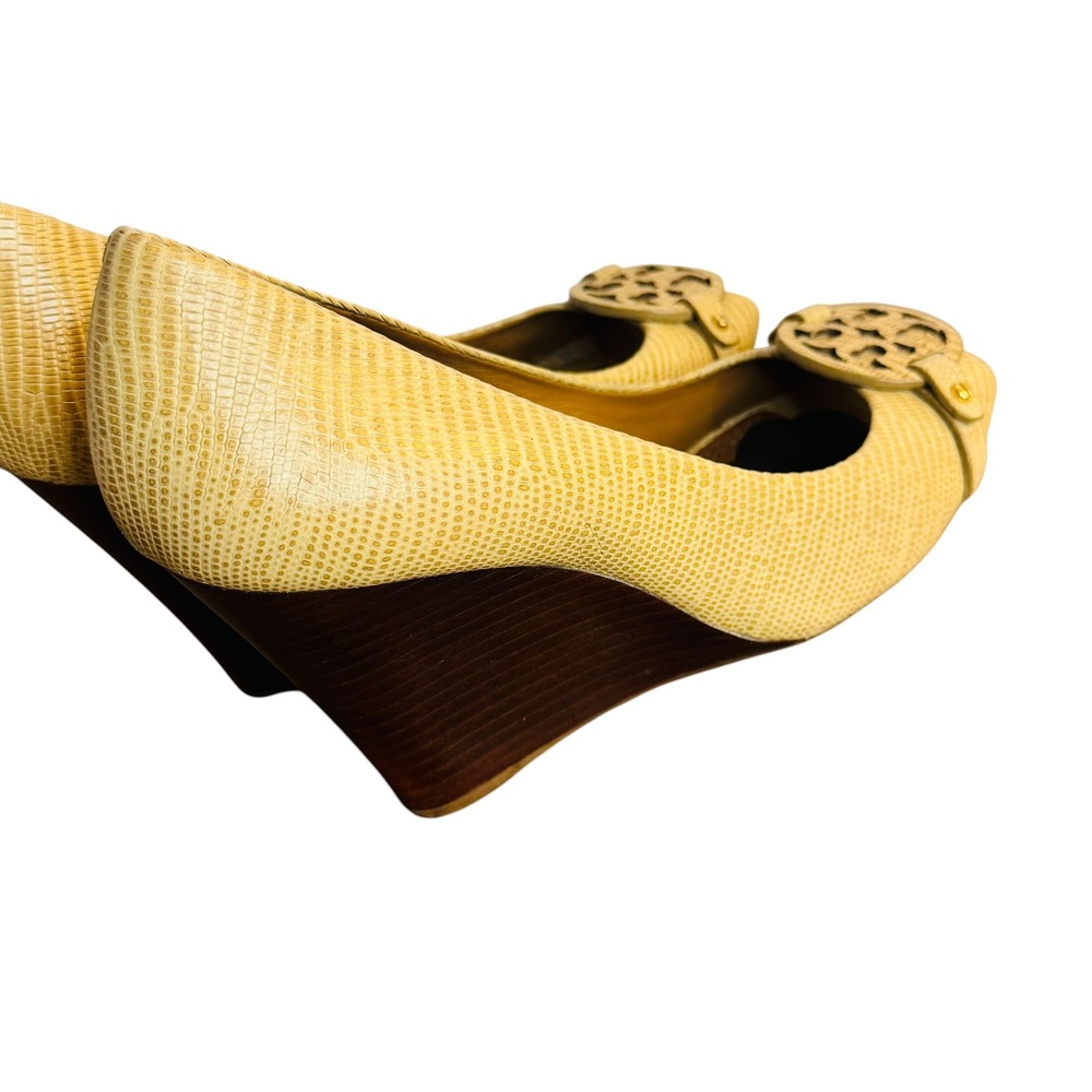 Tory Burch Beige Tan Lizard Embossed Leather Peep Toe Wedge Pumps Logo 8.5M - Picture 4 of 8